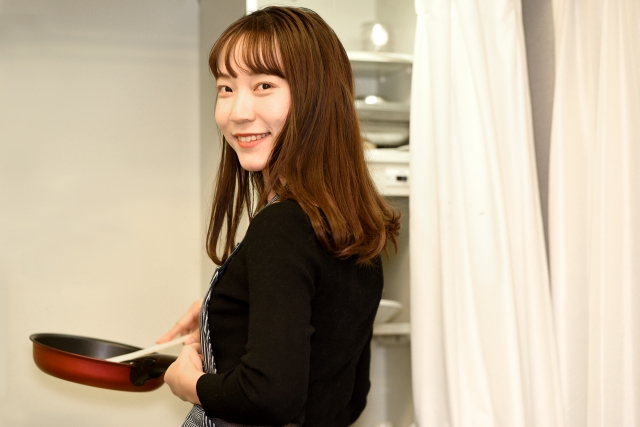 料理をする女性