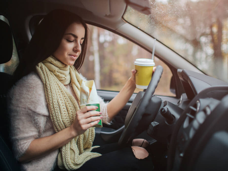 運転席に座る女性